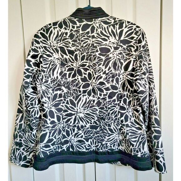 Chico's 2‎ Large Black/White Embroidered Jacket Slimming Hook Closure ~Pockets - Picture 2 of 6